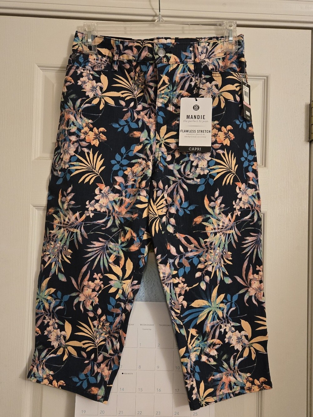 Women's Bandolino Mandie Capri in Majestic Blue-Tropic Retreat Size 10 NWT
